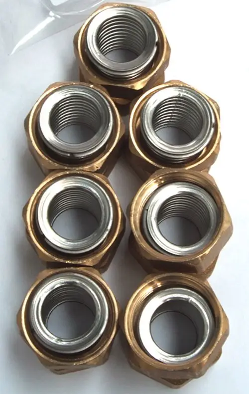 Sechs metallene Rohrmuttern mit Innengewinde in einer Anordnung. Die Muttern bestehen aus Messing und sind für Rohrverbindungen geeignet, möglicherweise für Daikin Produkte.